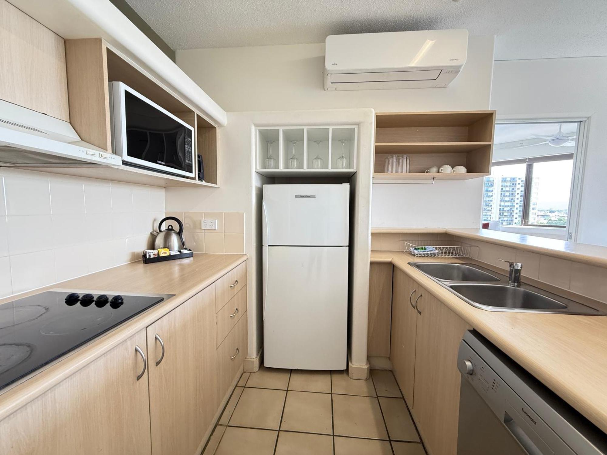Tiki Hotel Apartments Surfers Paradise Гоулд Коуст Екстериор снимка