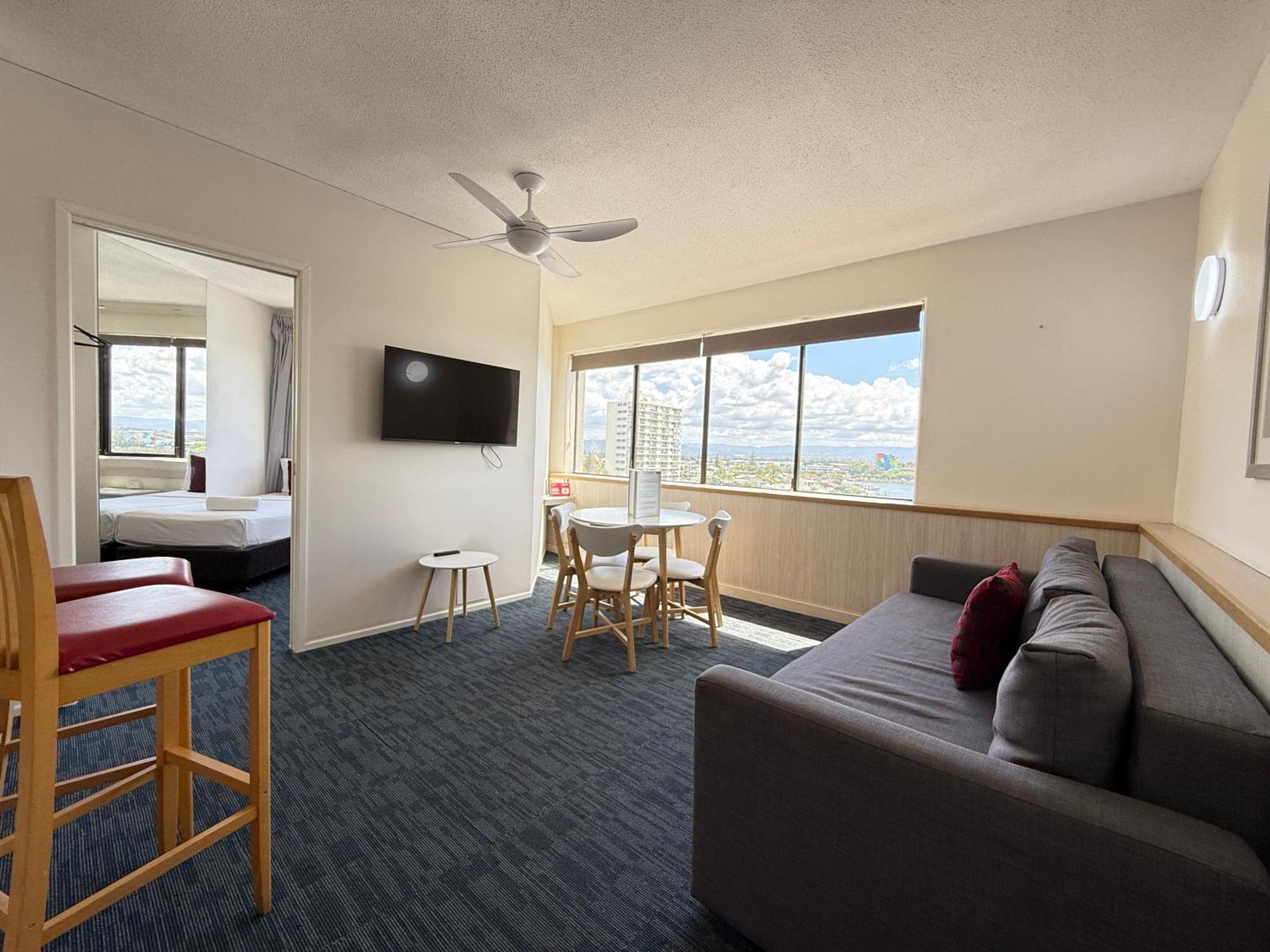 Tiki Hotel Apartments Surfers Paradise Гоулд Коуст Екстериор снимка