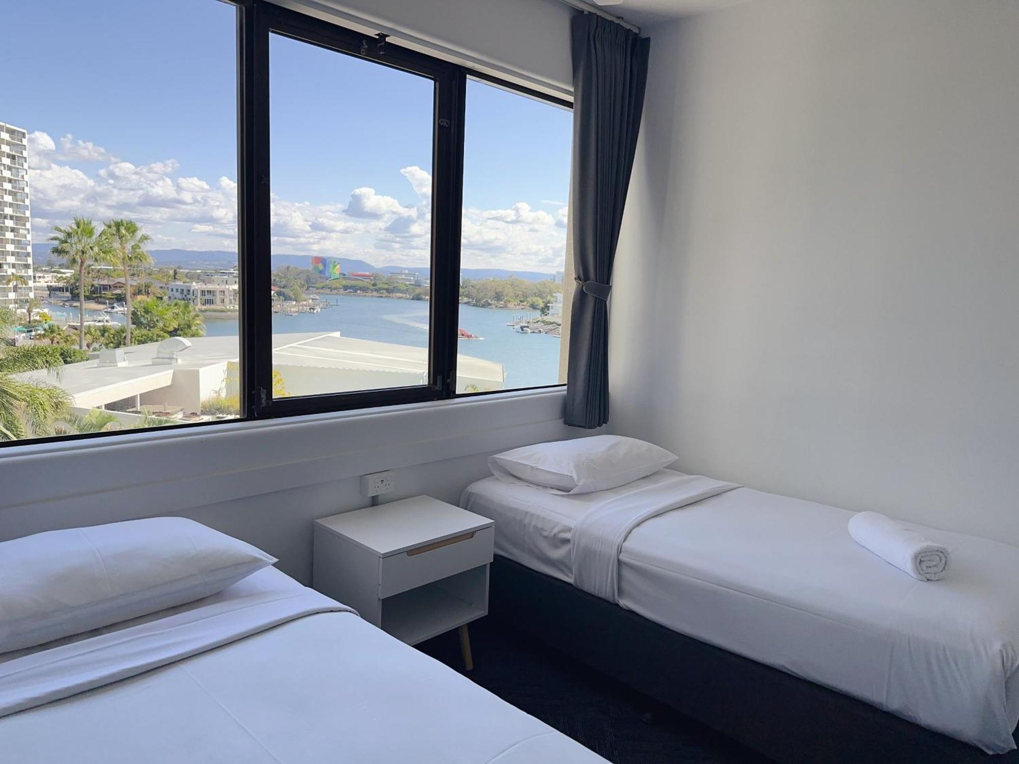 Tiki Hotel Apartments Surfers Paradise Гоулд Коуст Стая снимка