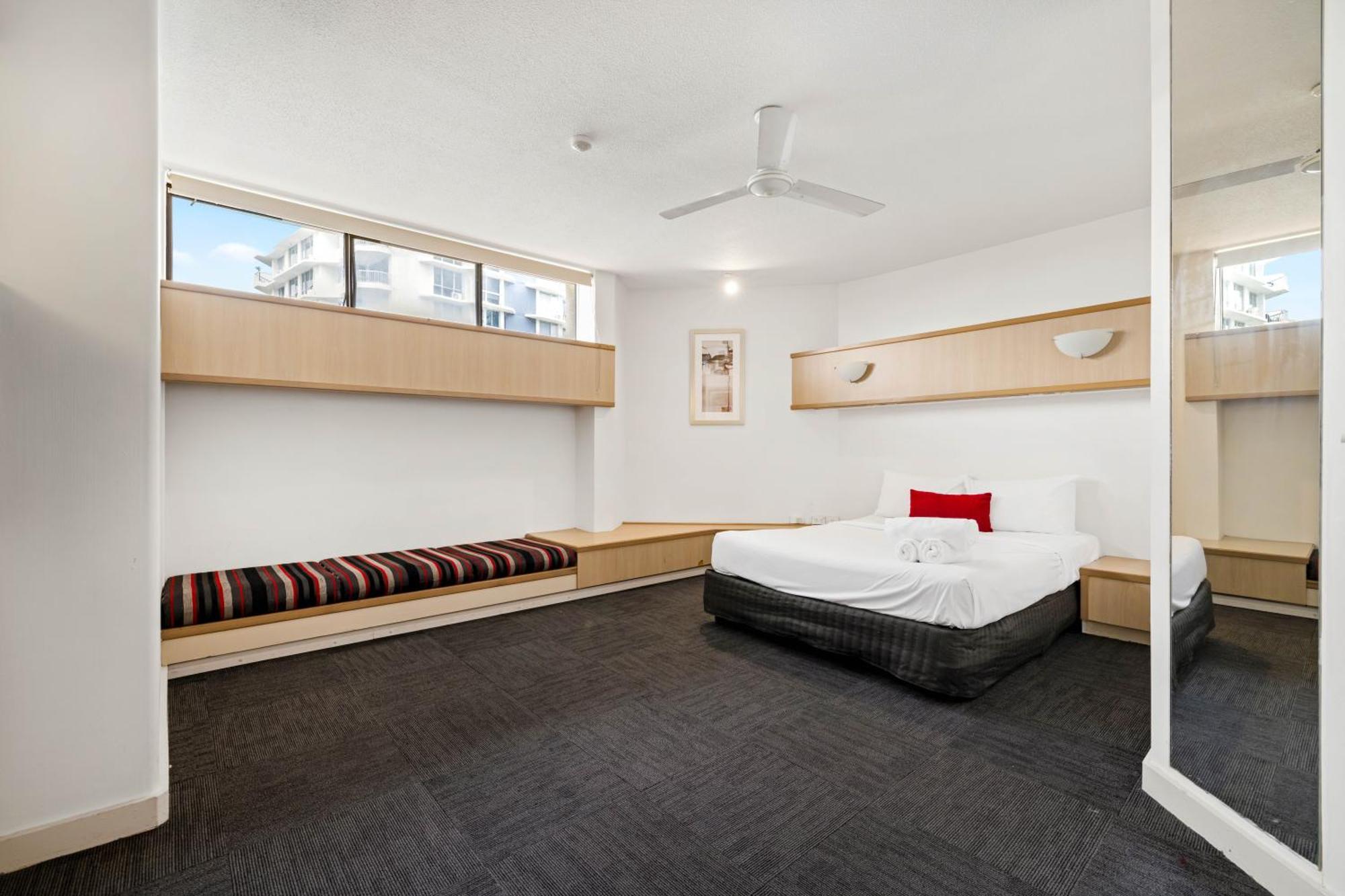 Tiki Hotel Apartments Surfers Paradise Гоулд Коуст Екстериор снимка