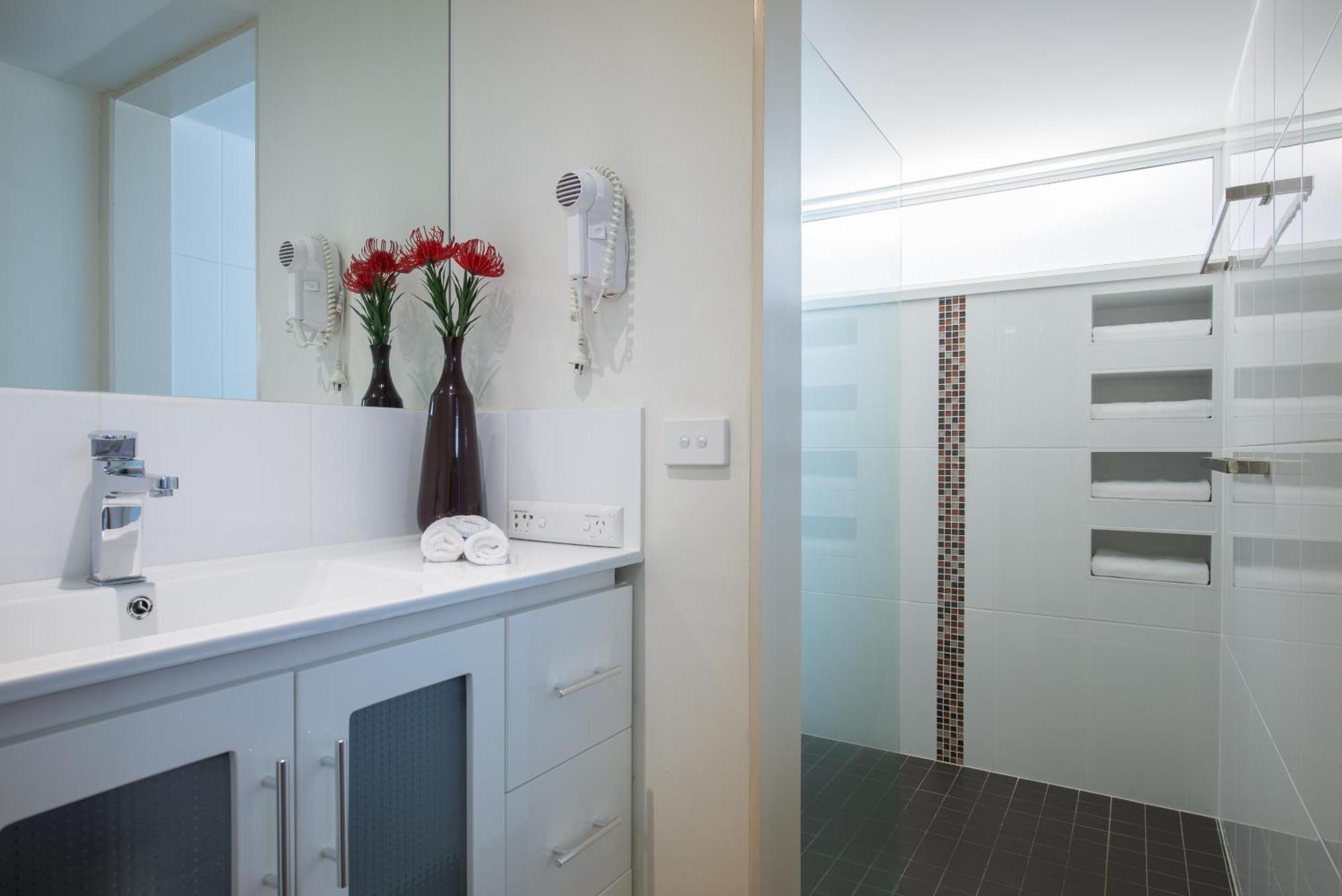 Tiki Hotel Apartments Surfers Paradise Гоулд Коуст Екстериор снимка