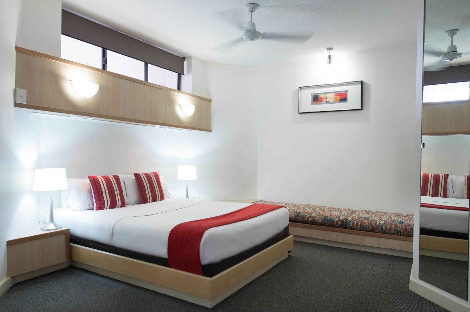 Tiki Hotel Apartments Surfers Paradise Гоулд Коуст Екстериор снимка