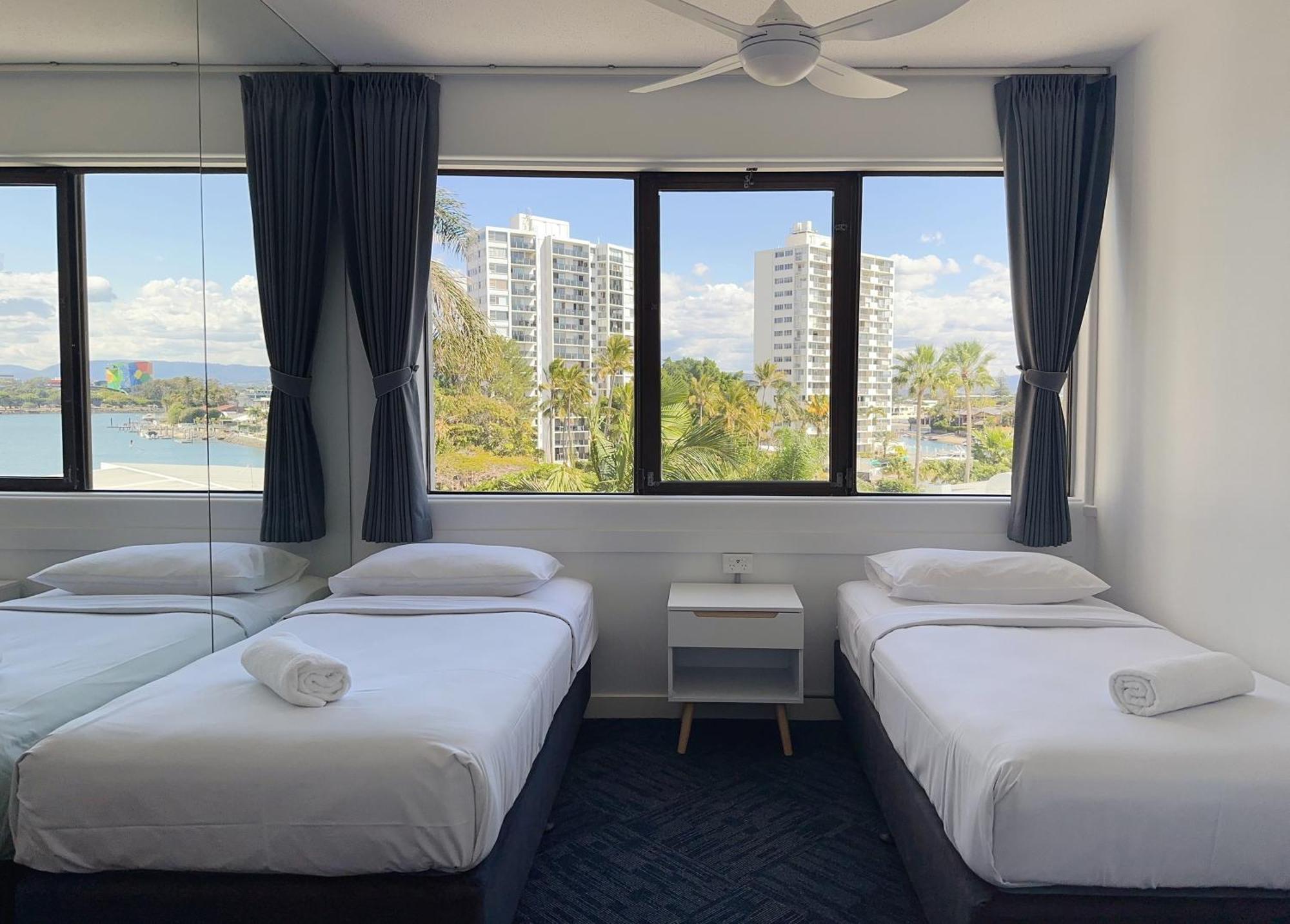 Tiki Hotel Apartments Surfers Paradise Гоулд Коуст Стая снимка