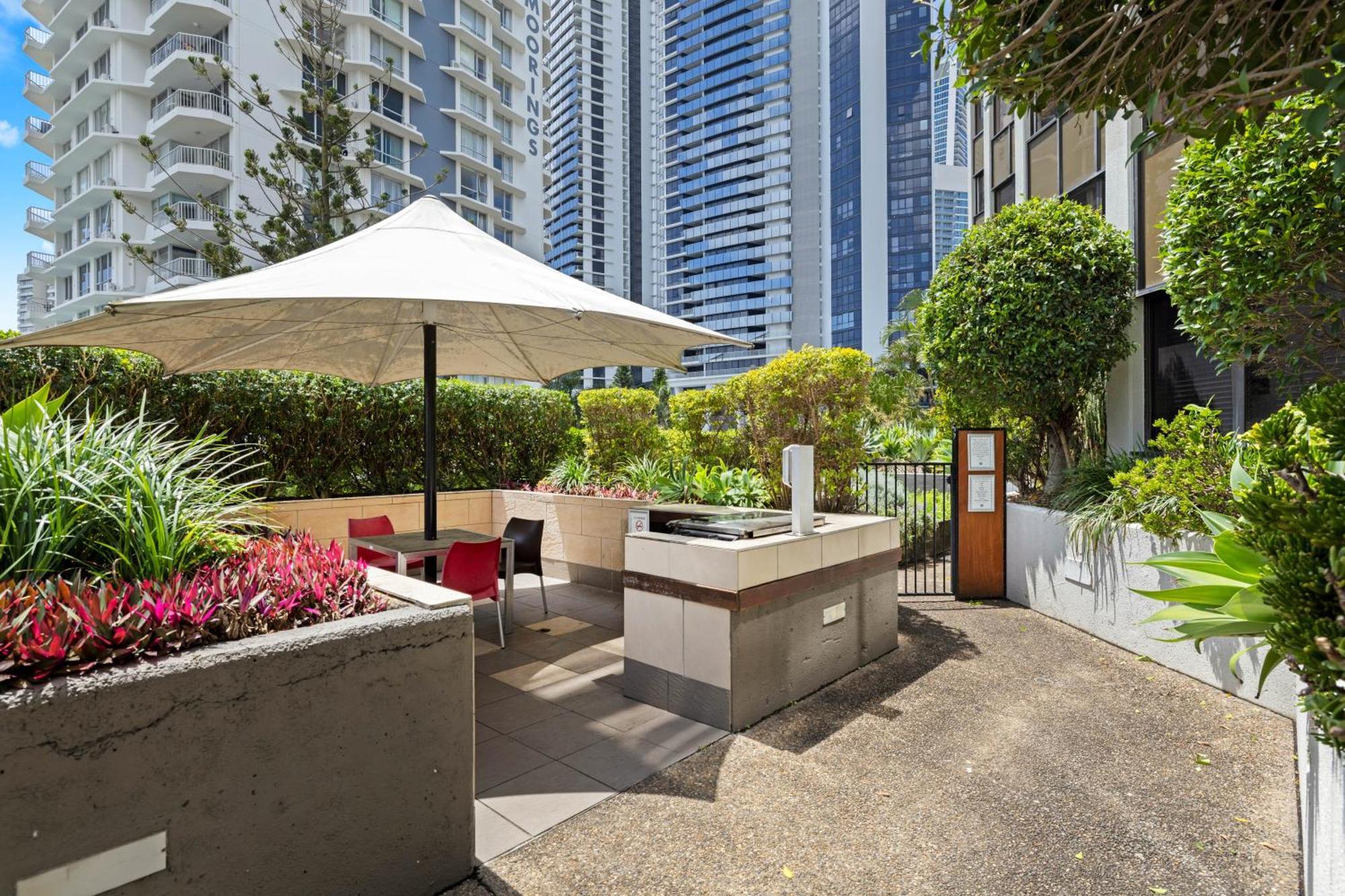 Tiki Hotel Apartments Surfers Paradise Гоулд Коуст Екстериор снимка
