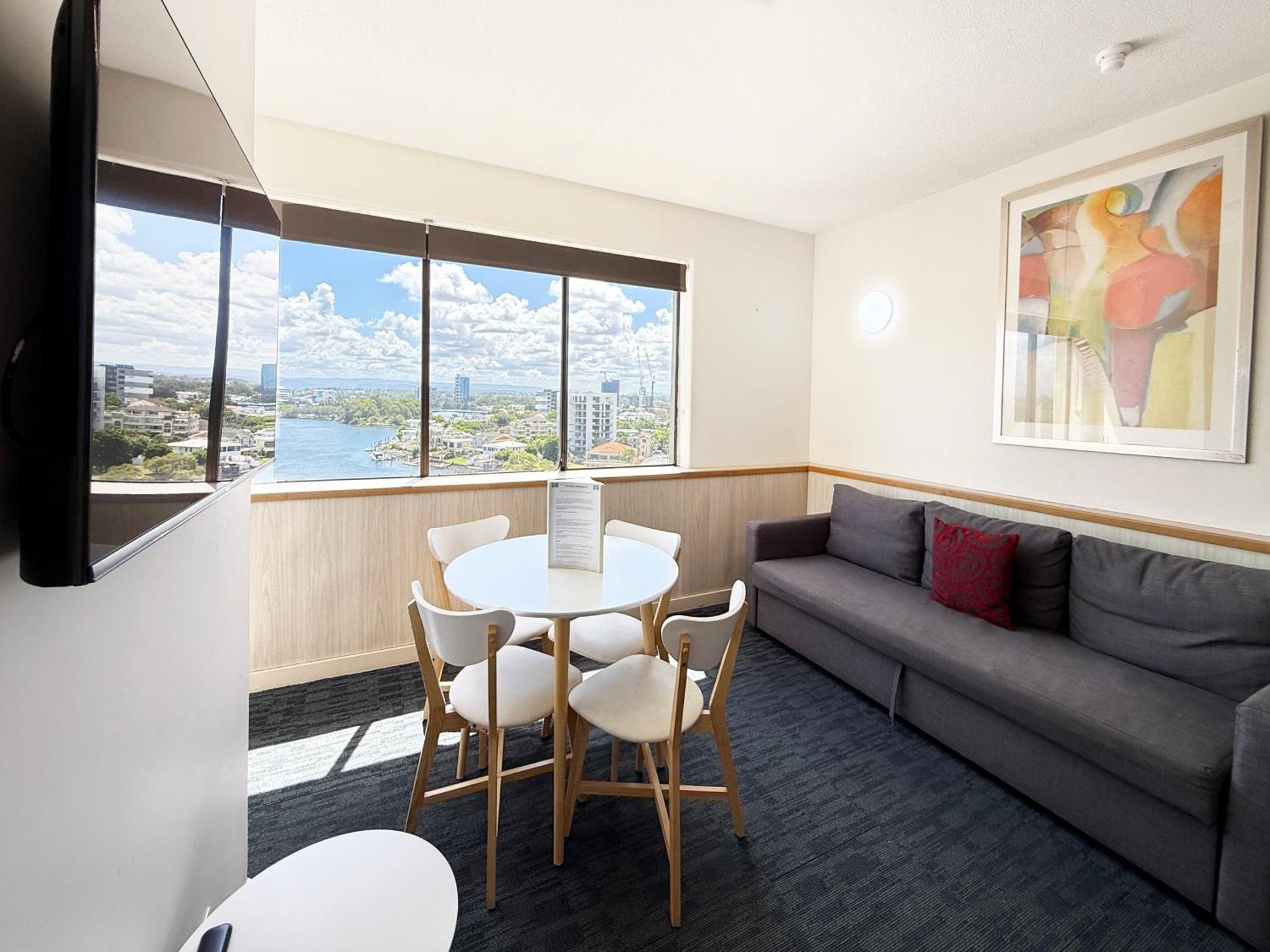 Tiki Hotel Apartments Surfers Paradise Гоулд Коуст Екстериор снимка
